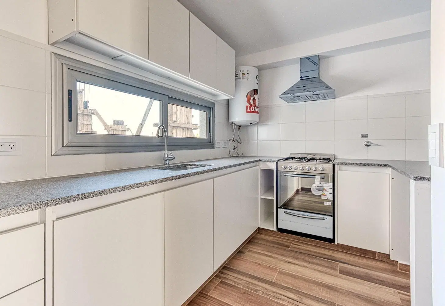Departamento en alquiler en La Plata zona Residencial-60 mts. 1 ambiente con balcon. De catetoria 3