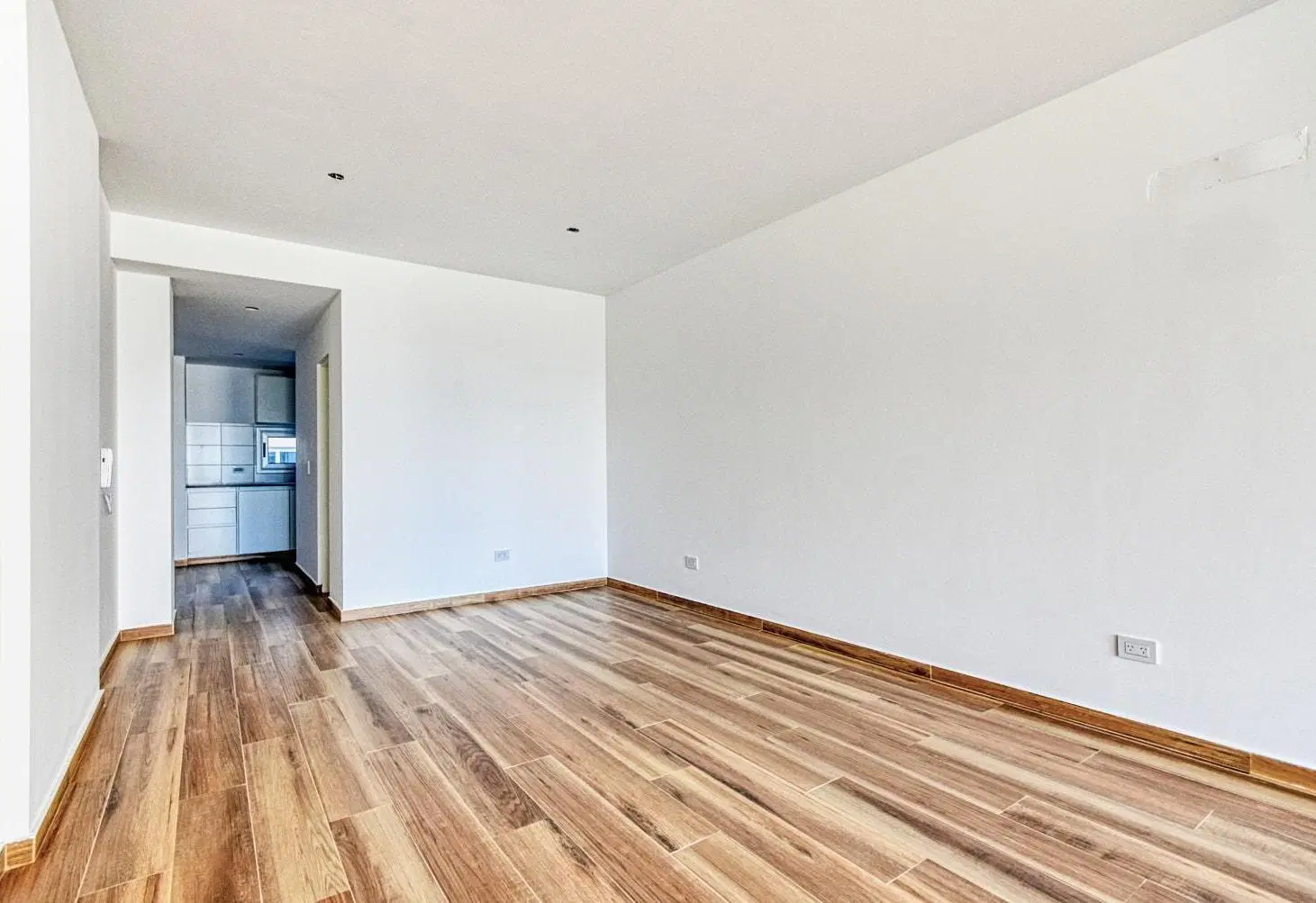 Departamento en alquiler en La Plata zona Residencial-60 mts. 1 ambiente con balcon. De catetoria 4