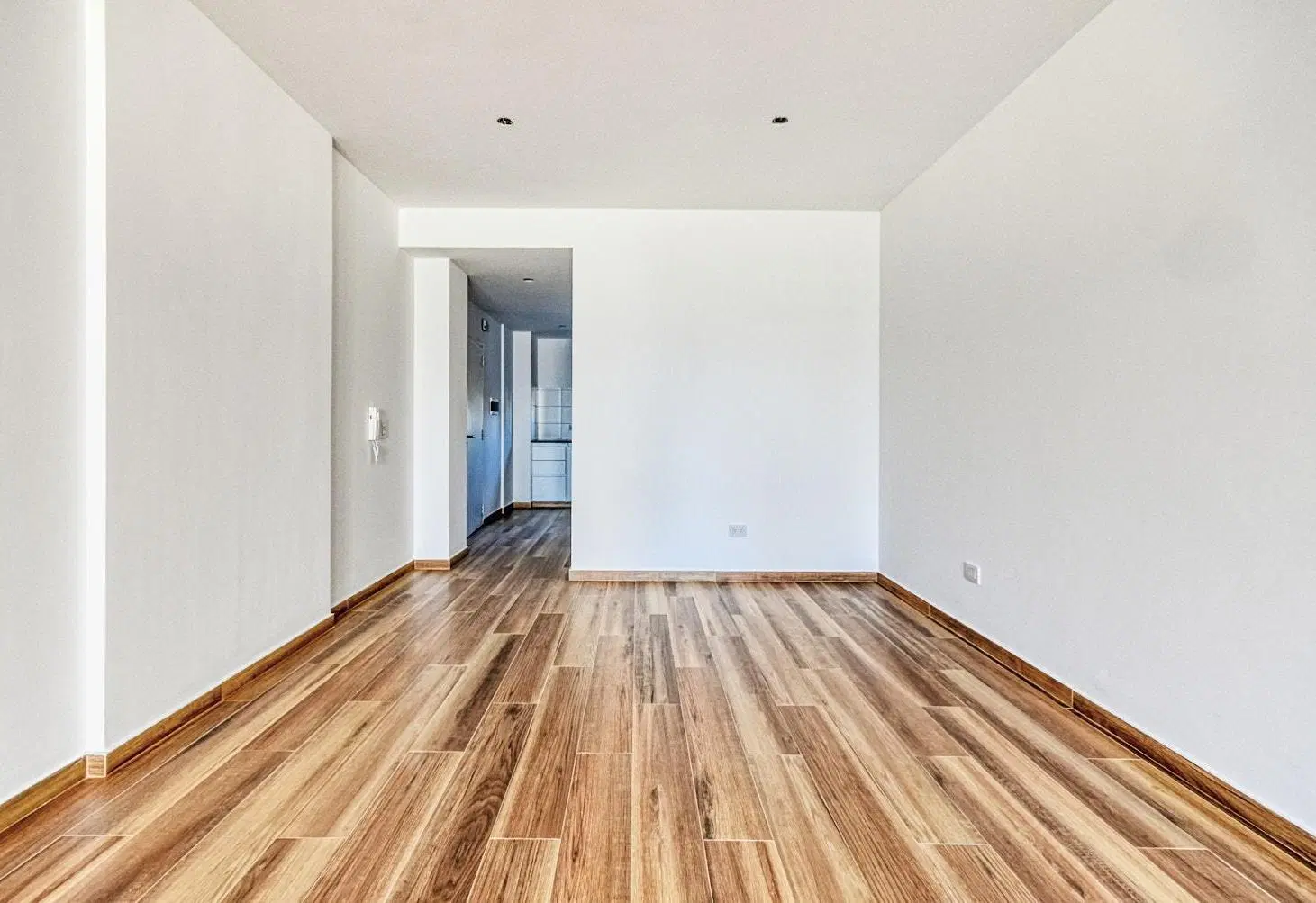 Departamento en alquiler en La Plata zona Residencial-60 mts. 1 ambiente con balcon. De catetoria 5