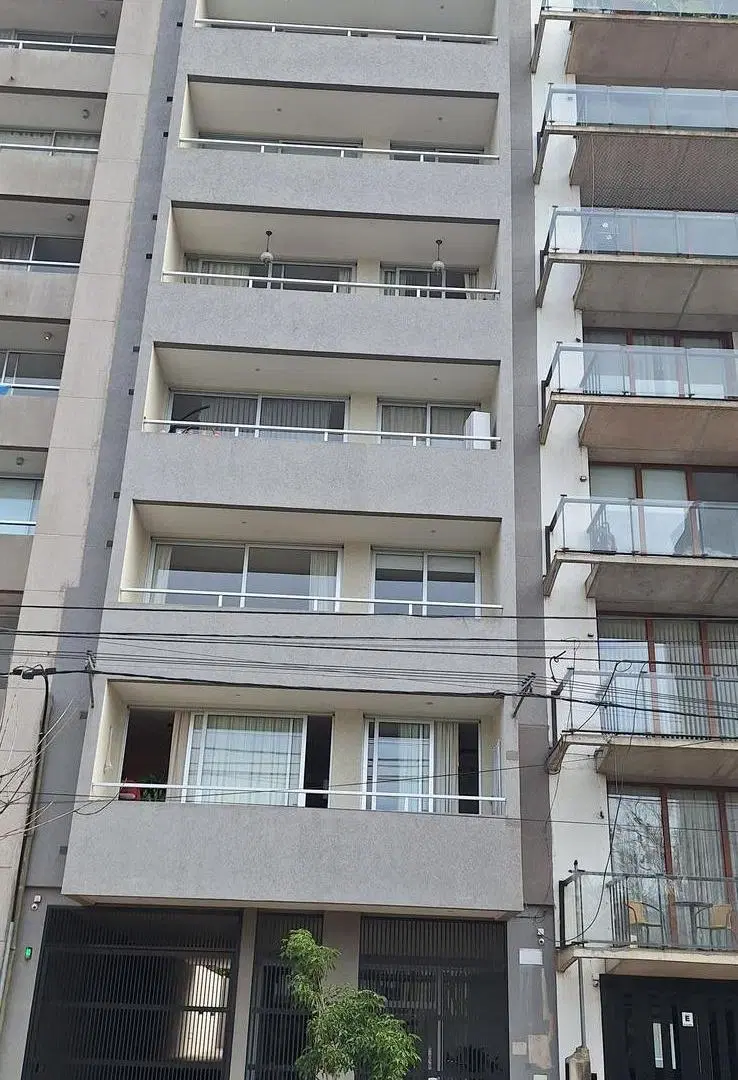 Alquilo Departamento 1 dormitorio con cochera cubierta Semipiso en La Plata 3