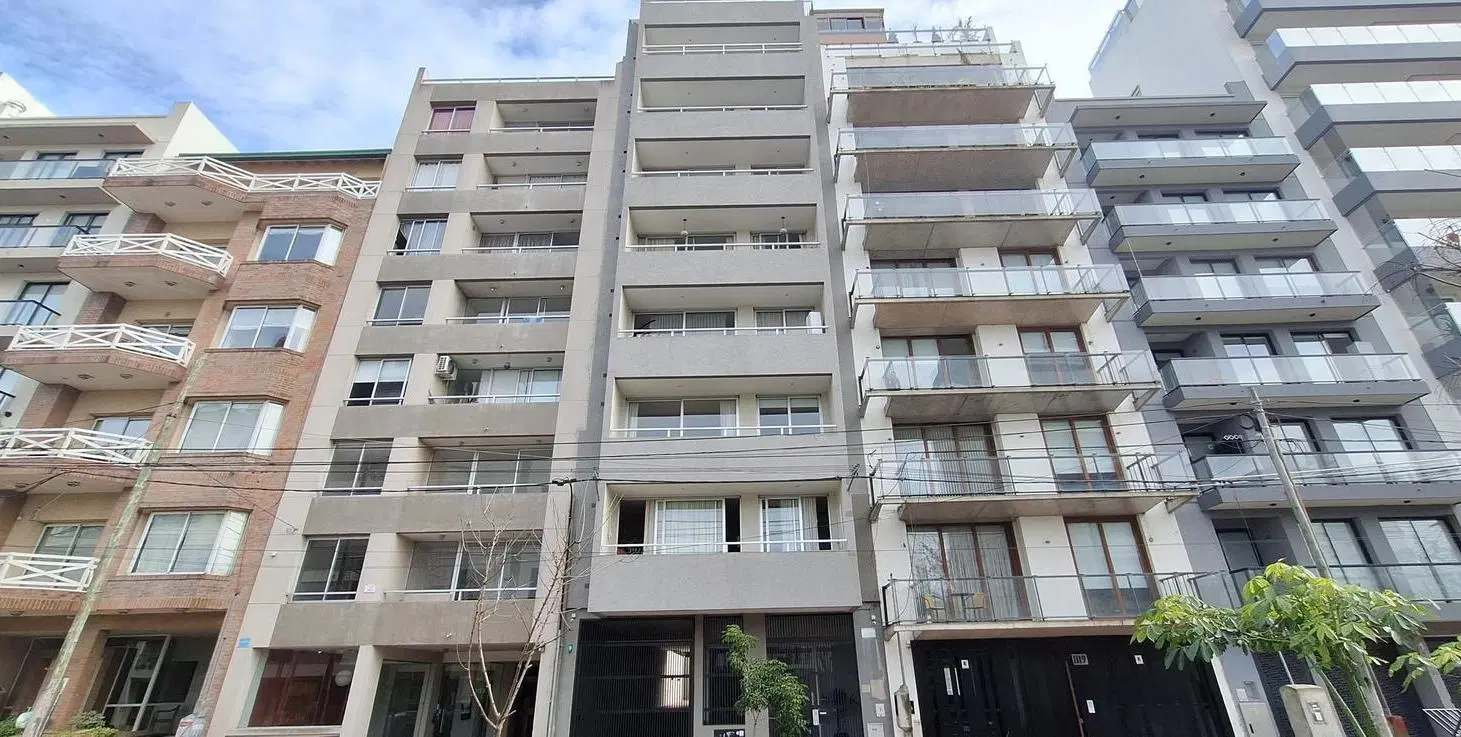 Alquilo Departamento 1 dormitorio con cochera cubierta Semipiso en La Plata 2