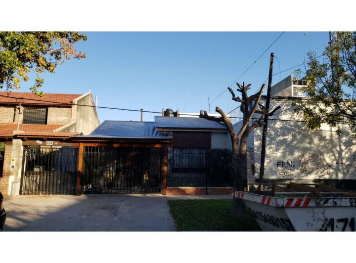 Impecable casa de 2 dormitorios con patio, Castagnino 645, Alberdi Rio 2