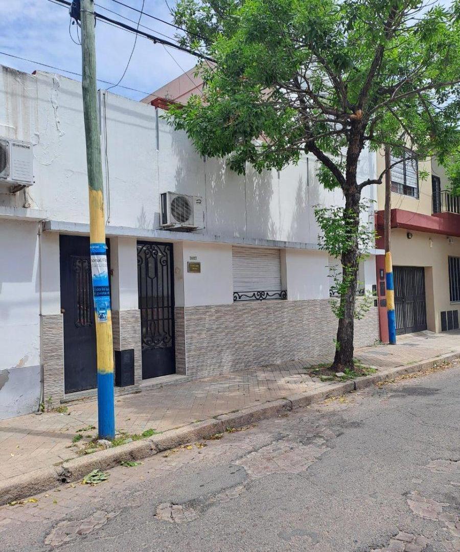 Casa de 4 dormitorios con proyección . ideal instituciones y constructora  . Carrasco 1037