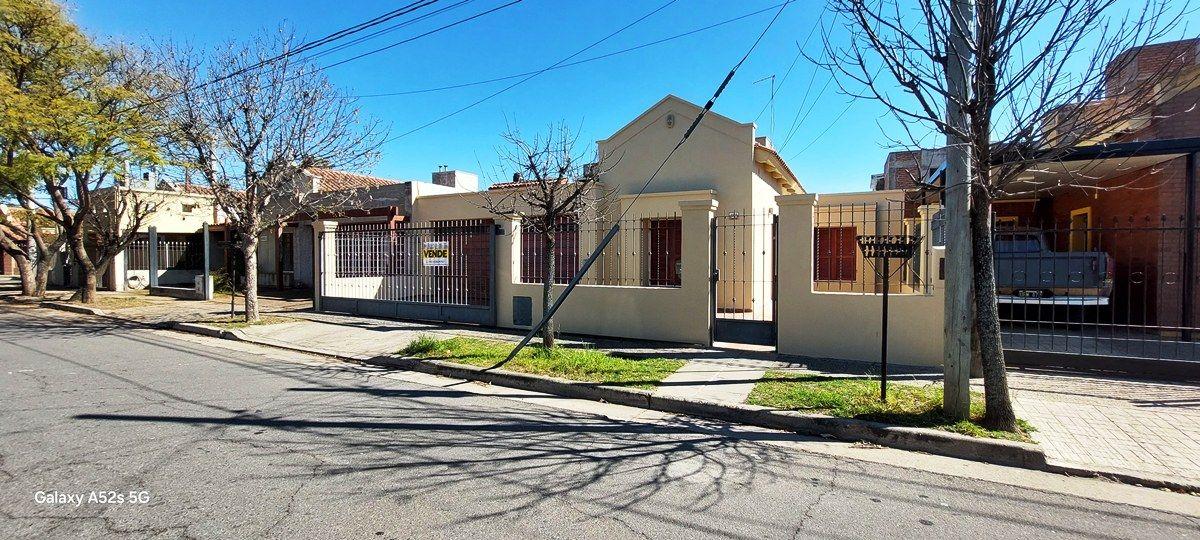 Foto de VENDO CASA EN S.M.A.T.A. CON 3 DORMITORIOS - COCHERA DPBLE Y PILETA, imagen 1