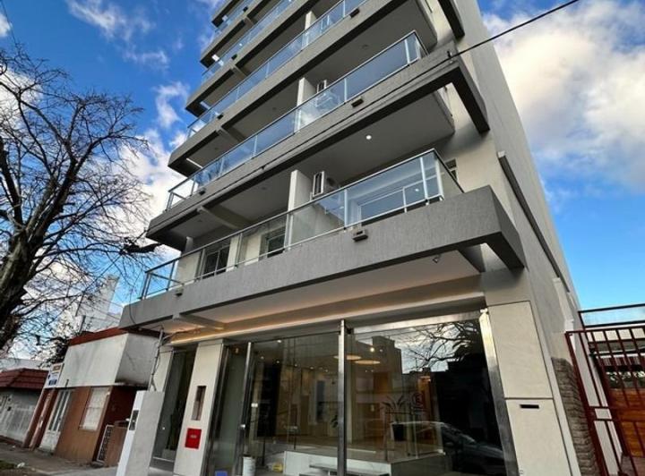 ALQUILER 40 E/ 17 Y 18 Dpto 1 dormitorio con cochera balcon 2