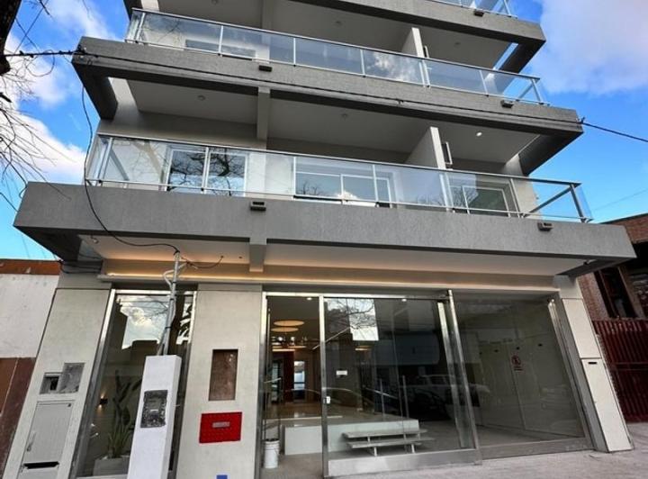 ALQUILER 40 E/ 17 Y 18 Dpto 1 dormitorio con cochera balcon 1