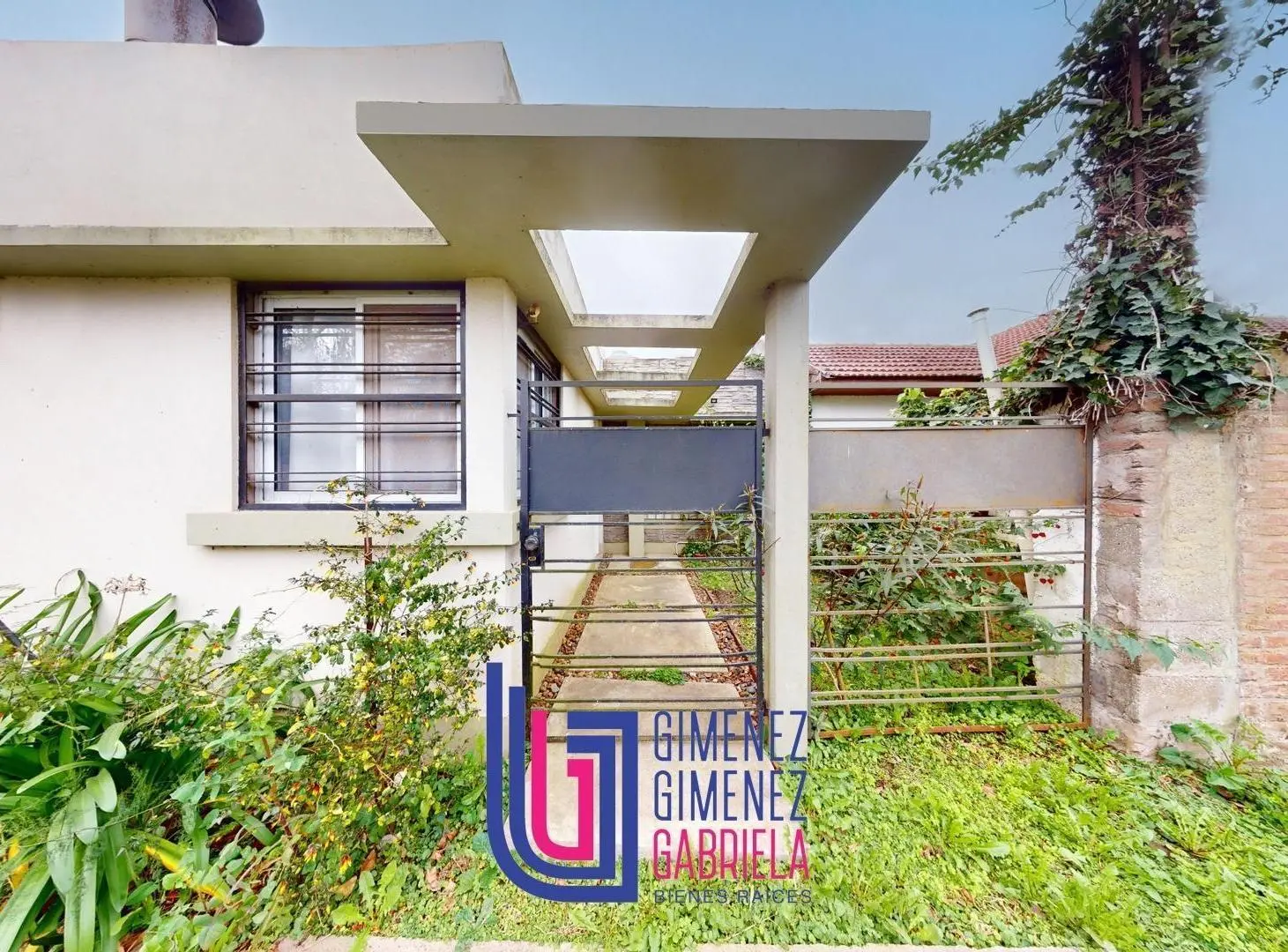VENTA 450 e/ 24 y 25 Casa 3 dormtiorios con pileta City Bell 3