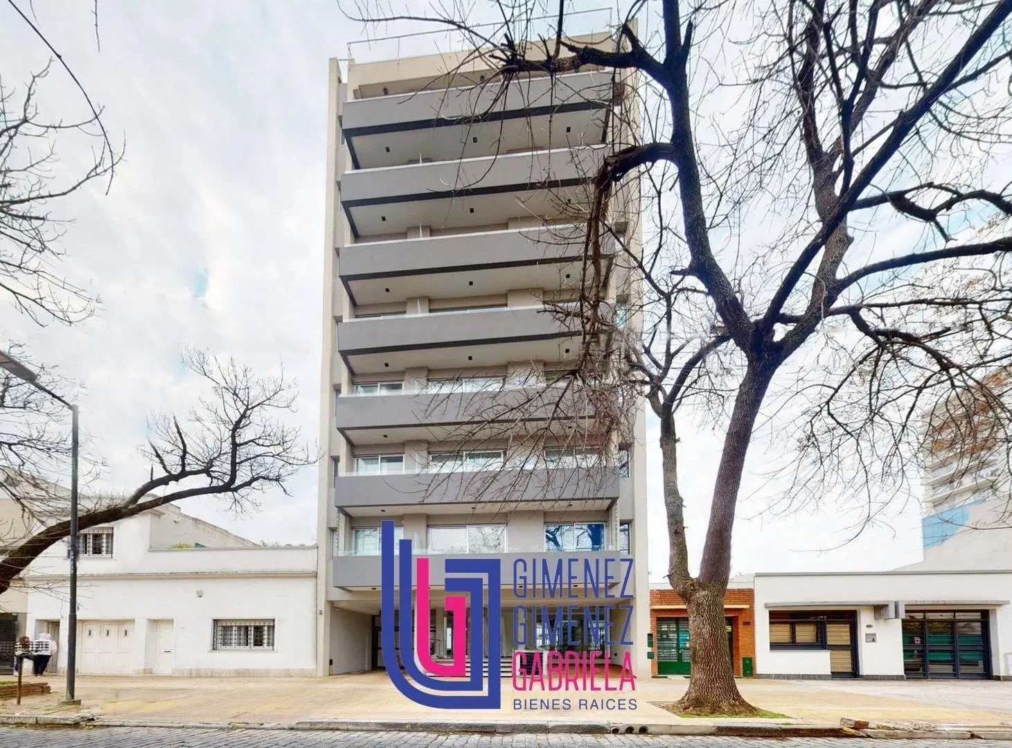 VENTA 16 45 Y 46 COCHERA SEMICUBIERTA ZONA TRIBUNALES 3