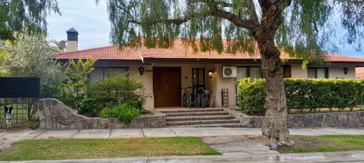 SE VENDE HERMOSA CASA DE 4 DORMITORIOS EN BARRIO DALVIAN!!!