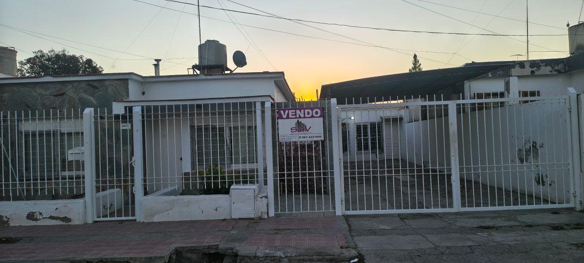 Foto de Casa dec 3 dormitorios en venta en San Martín barrio Jardín, imagen 2