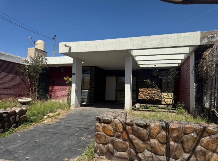 VENDO casa USD 58.000 Villa Hipodromo 1