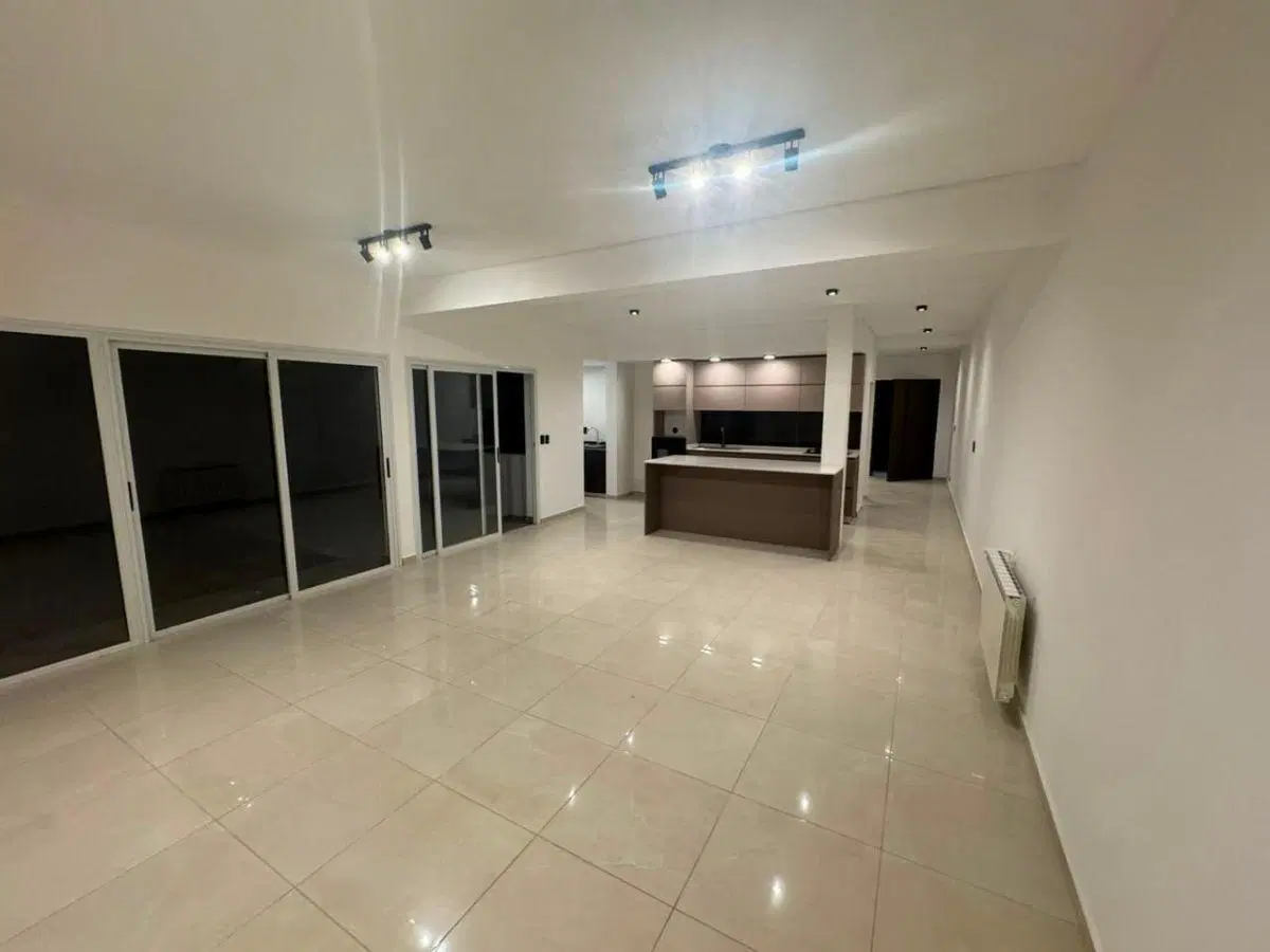 Casa en venta c/ cochera en Otros barrios 5