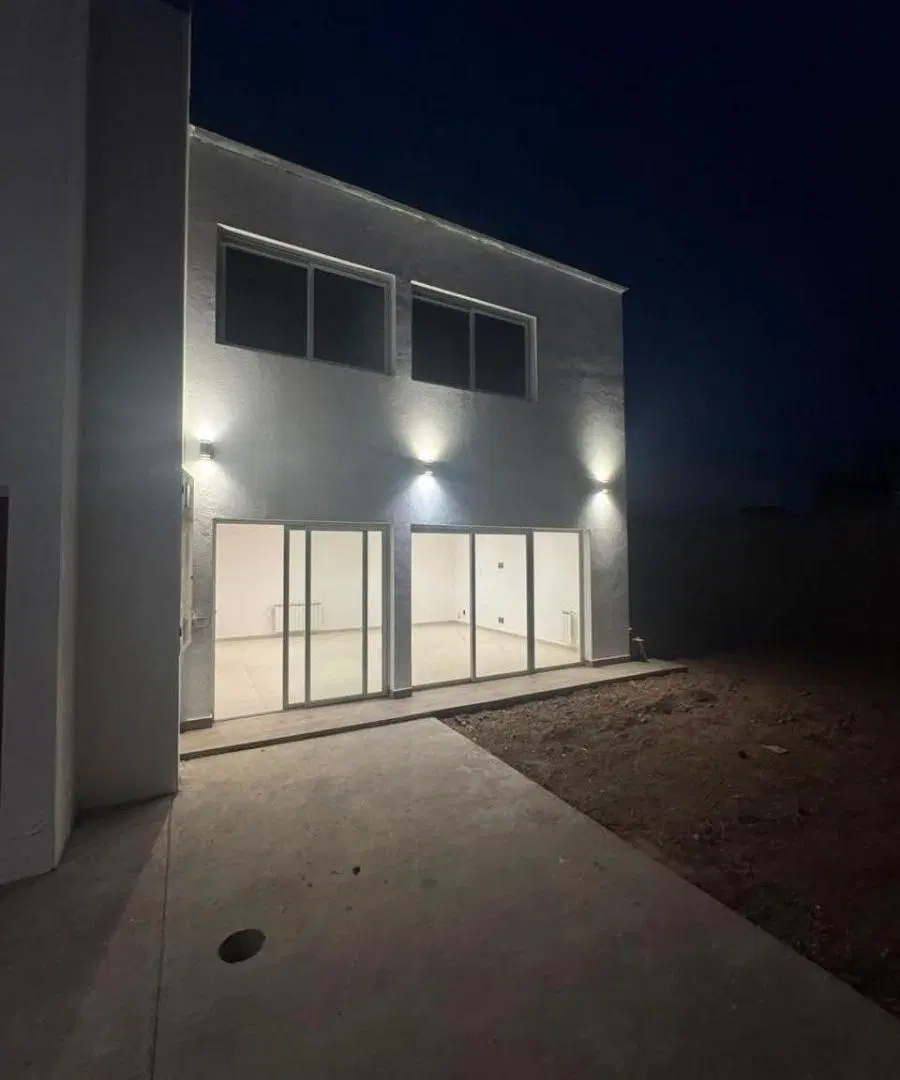 Casa en venta c/ cochera en Otros barrios 3