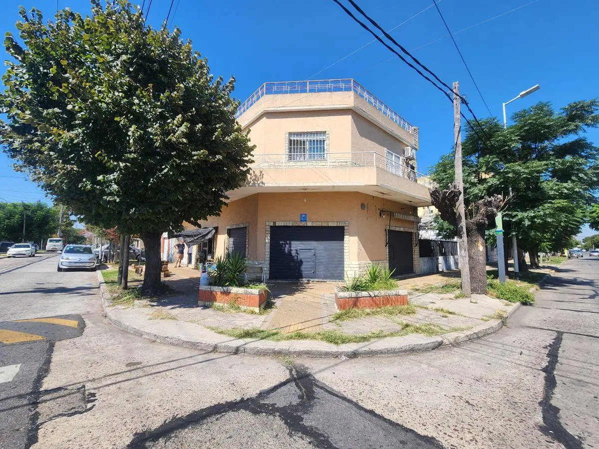 ECXELENTE PROPIEDAD DE 4 AMB EN P ALTA CON 3 LOCALES EN P BAJA Y GARAGE/QUINCHO!!! 4