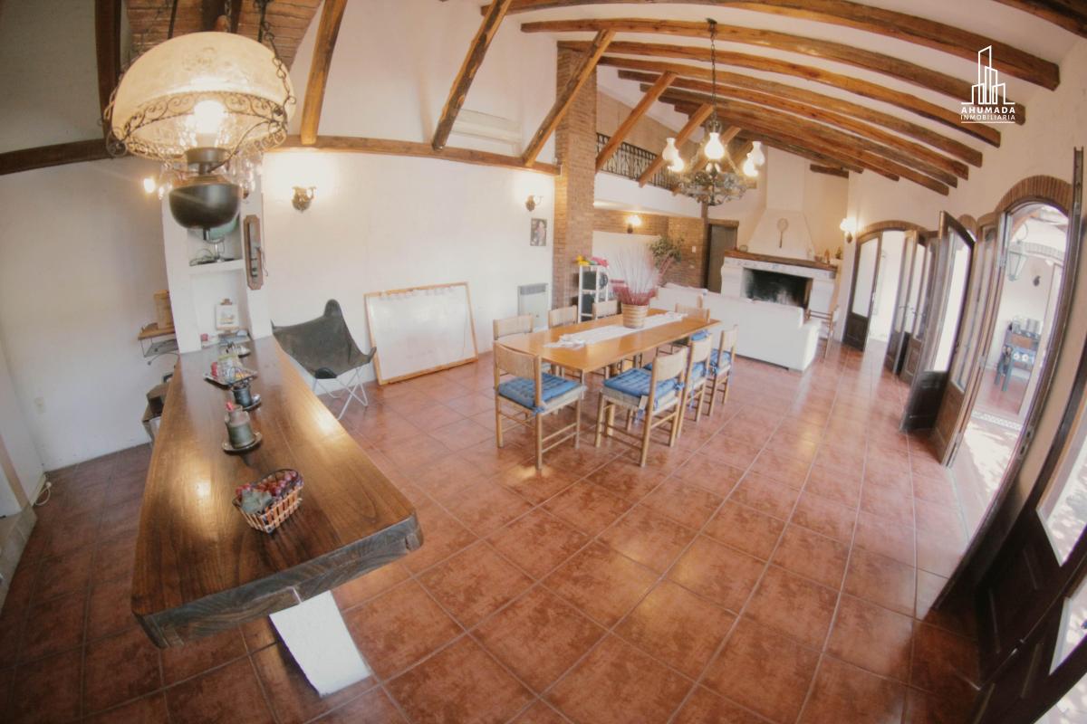 Casa en Venta de 5 Dorm. C/ Cochera en Sexta Sección - Mendoza 1