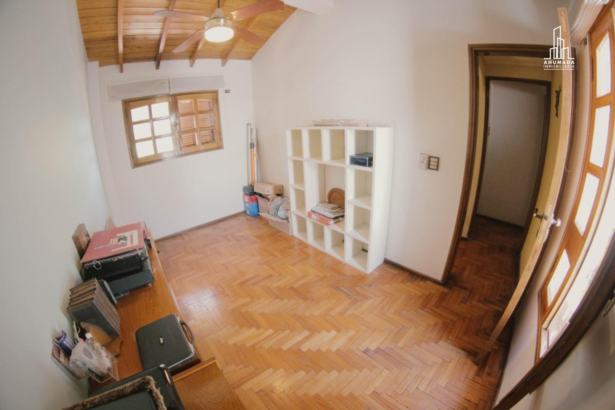 Casa en Venta de 5 Dorm. C/ Cochera en Sexta Sección - Mendoza 4