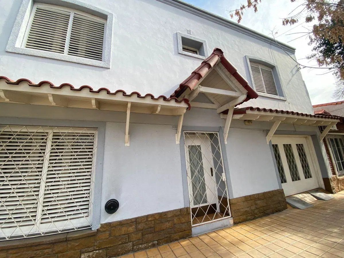 Casa en venta c/ cochera en Sexta Sección 1
