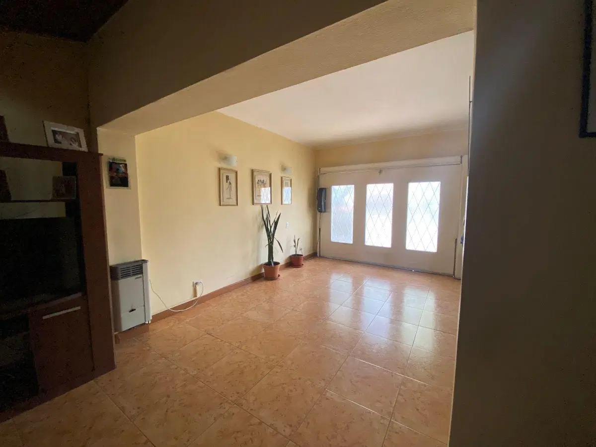 Casa en venta c/ cochera en Sexta Sección 2