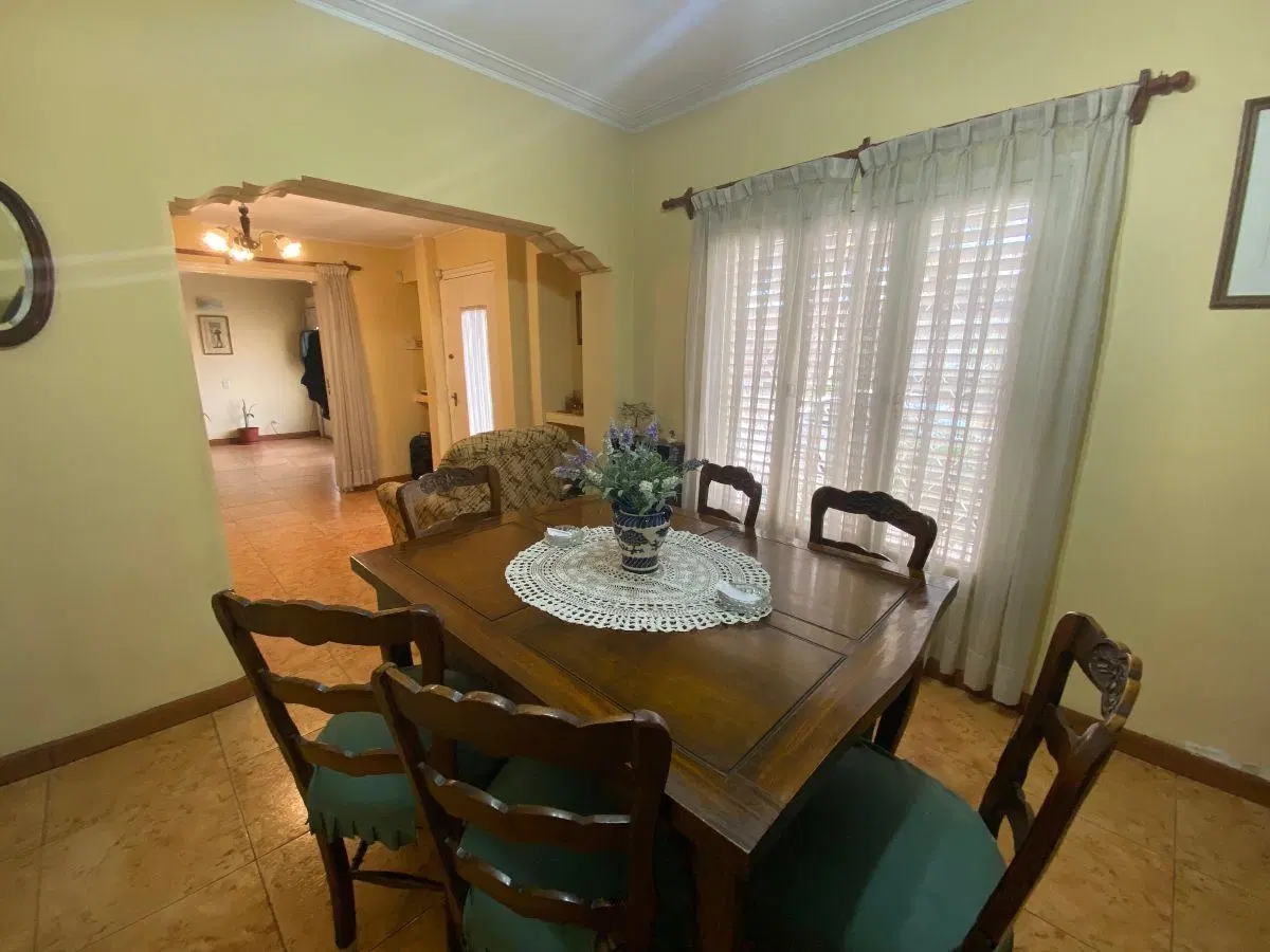 Casa en venta c/ cochera en Sexta Sección 5