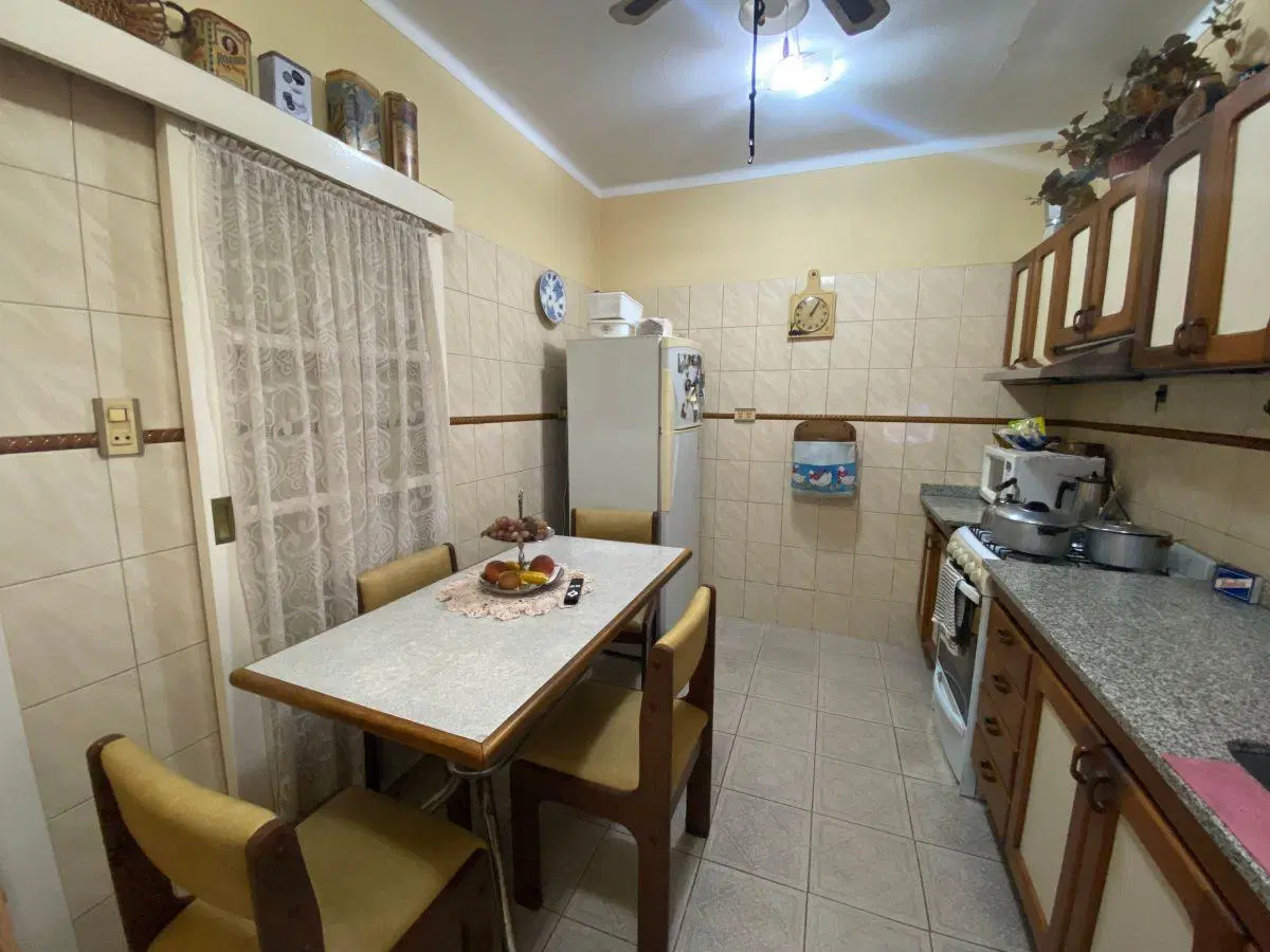 Casa en venta c/ cochera en Sexta Sección 3