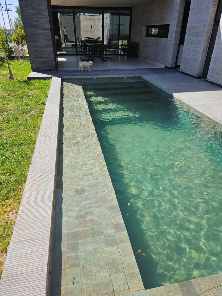 Espectacular Casa en Venta Barrio Dalvian 2