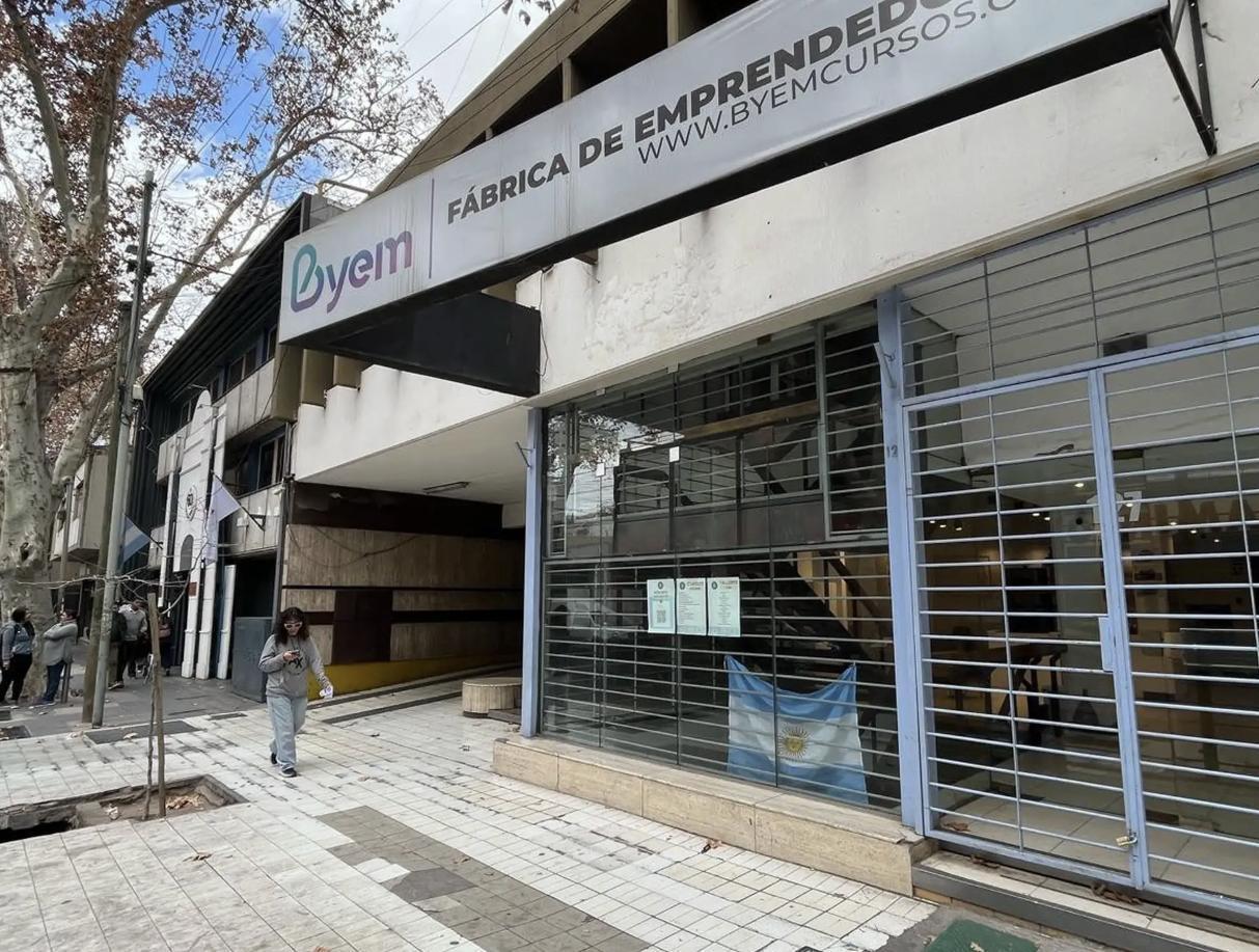 Foto de Cochera en venta a pasos de la Universidad del Aconcagua, imagen 3