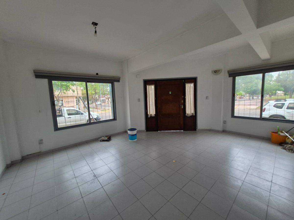 Foto de ALQUILO CASA PLANTA BAJA DE DOS DORMITORIOS - VILLA HIPÓDROMO, imagen 1