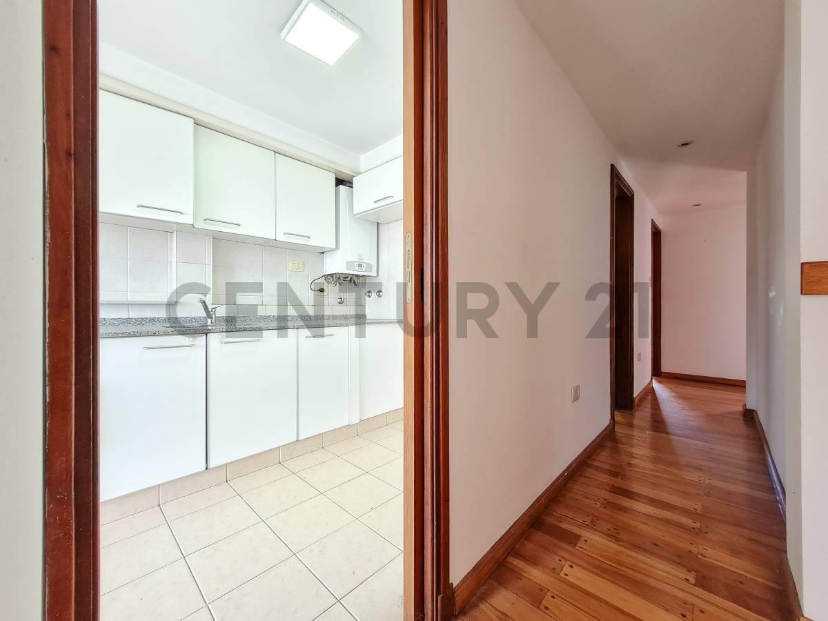 Piso de 3 Dorm. con Cochera en Calle 43 E/ 15 y 16. 4