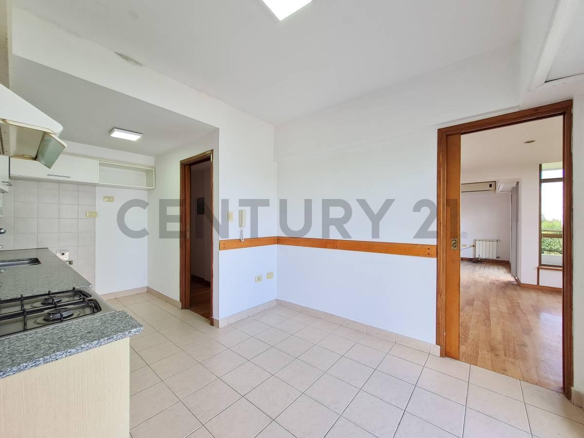 Piso de 3 Dorm. con Cochera en Calle 43 E/ 15 y 16. 2