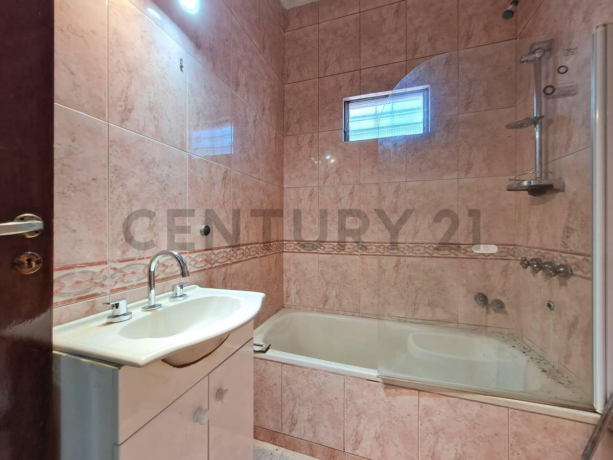 Foto de Casa de 3 dormitorios y cochera en venta, La Plata., imagen 4