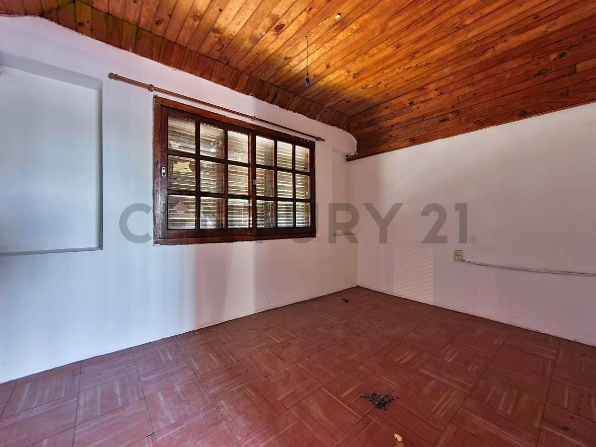 Casa de 3 dormitorios y cochera en venta, La Plata.
