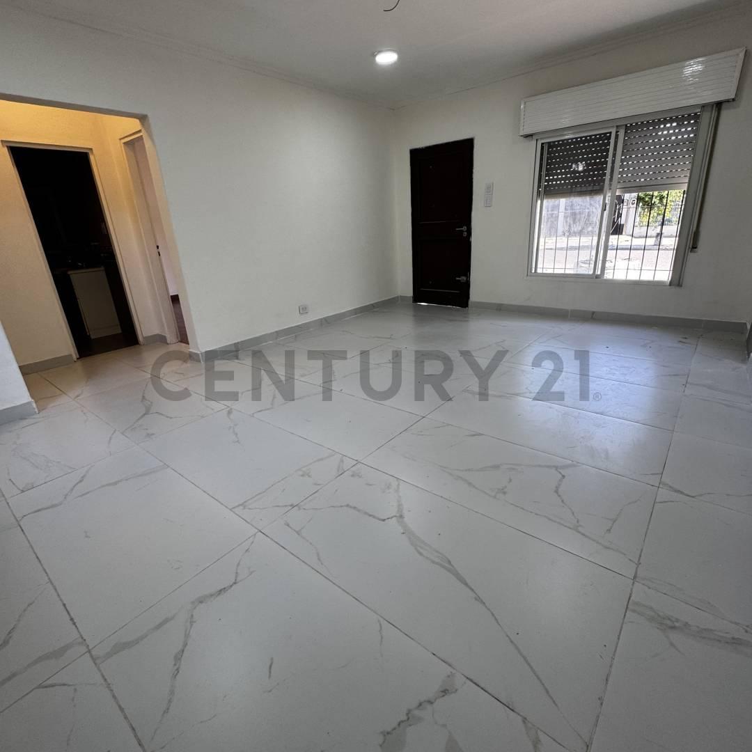 CASA EN PH RECICLADA A NUEVO DE 4 DORMITORIOS Y COCHERA