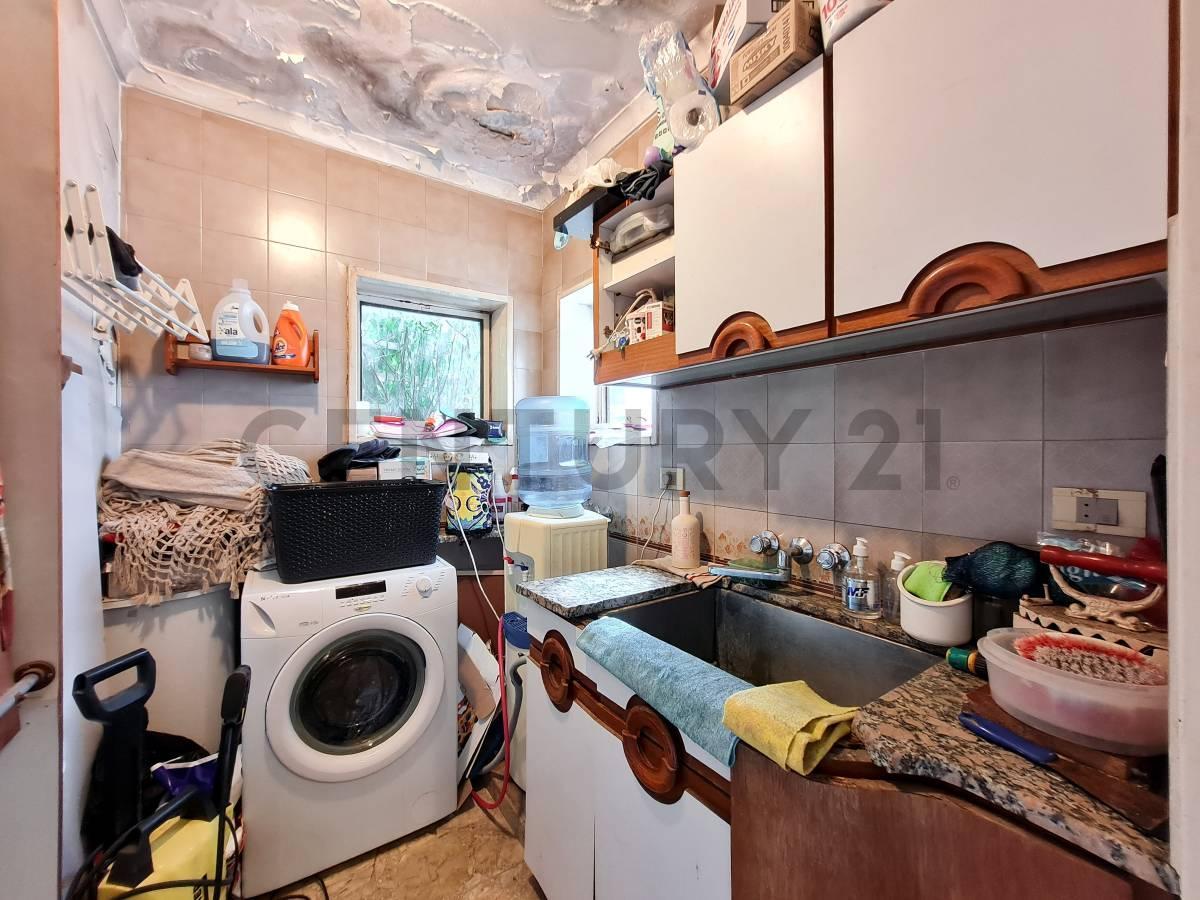 Casa en venta con 4 dormis, patio y cochera en La Plata APTO BANCO