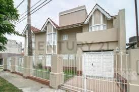 Casa amoblada en venta de 3 dormitorios con pileta y garaje