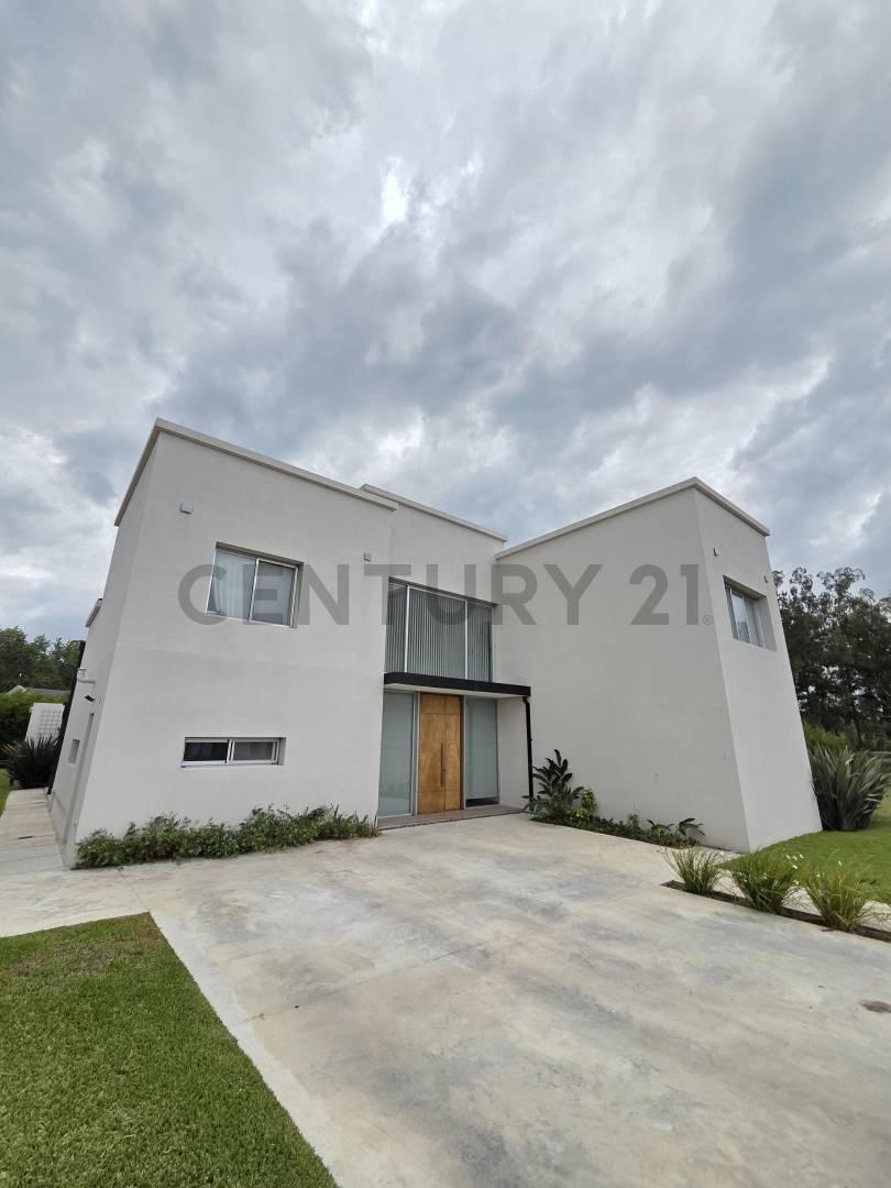CASA EN VENTA DE 3 DORMITORIOS CON PARQUE Y PILETA EN LOMAS DE CITYBELL