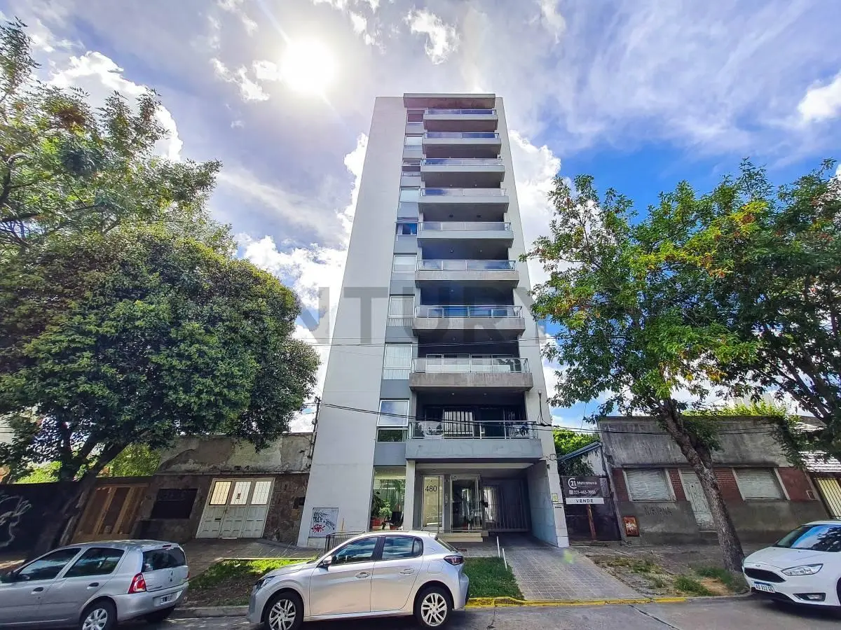 Departamento de 2 dormitorios en venta con cochera en  La Plata 3