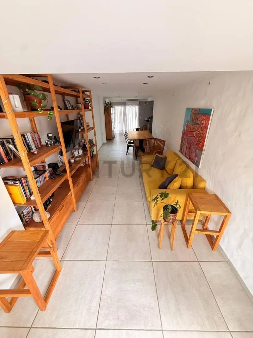 CASA EN VENTA DE TRES DORMITORIOS CON PARQUE, COCHERA Y PILETA EN LA PLATA 4