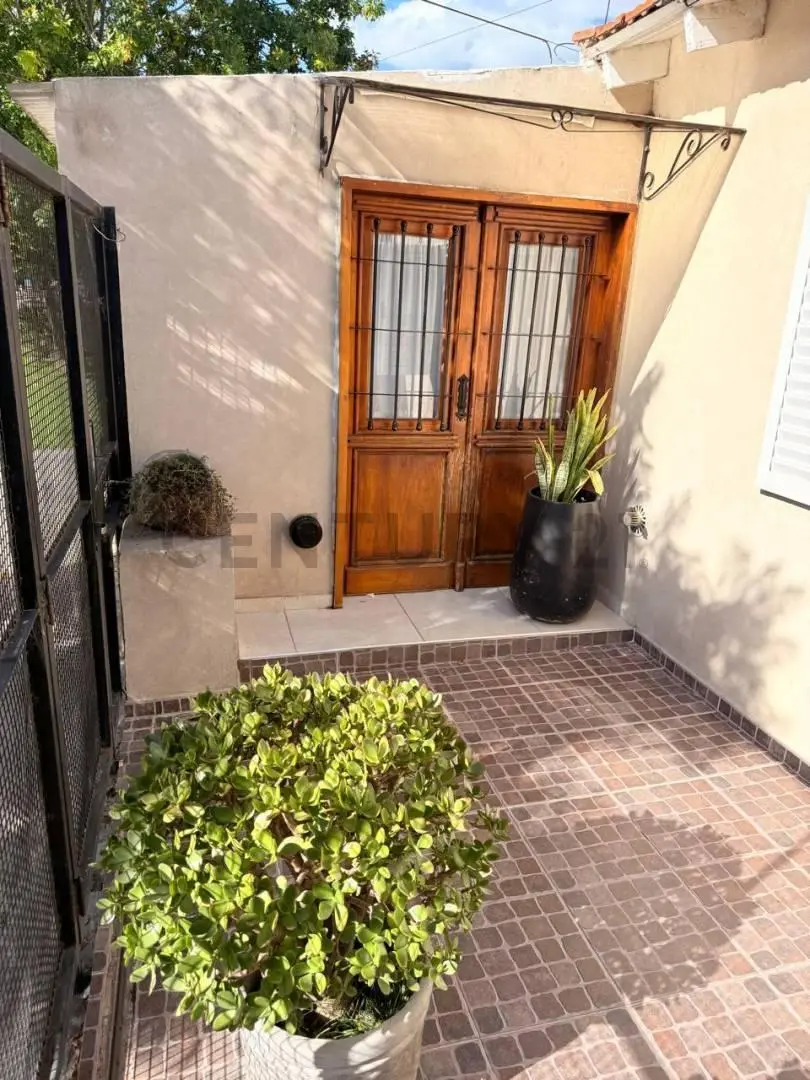 CASA EN VENTA DE TRES DORMITORIOS CON PARQUE, COCHERA Y PILETA EN LA PLATA 2