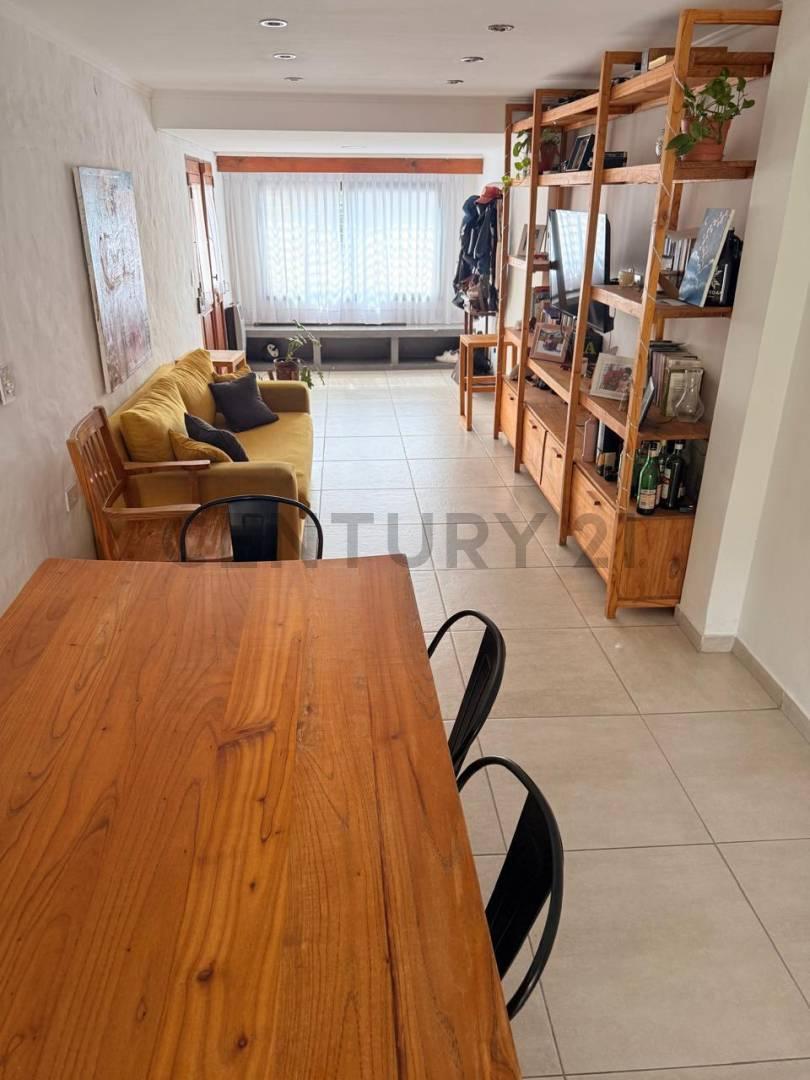 CASA EN VENTA DE TRES DORMITORIOS CON PARQUE, COCHERA Y PILETA EN LA PLATA