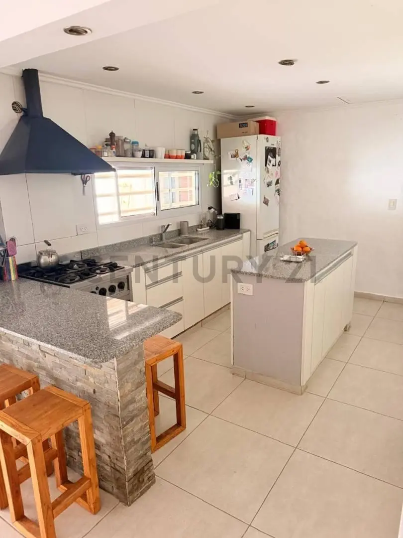 CASA EN VENTA DE TRES DORMITORIOS CON PARQUE, COCHERA Y PILETA EN LA PLATA 5