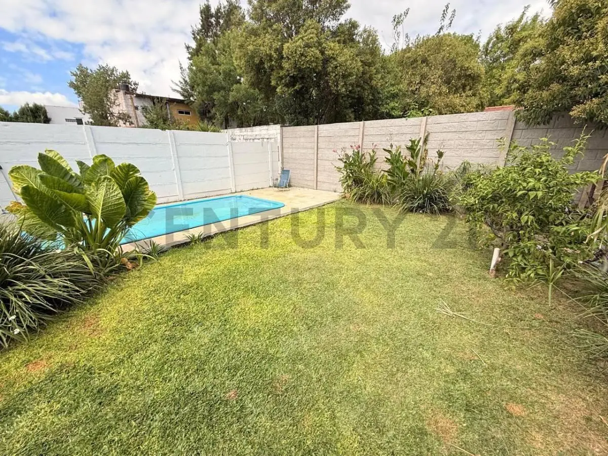 CASA EN VENTA DE TRES DORMITORIOS CON PARQUE, COCHERA Y PILETA EN LA PLATA 3