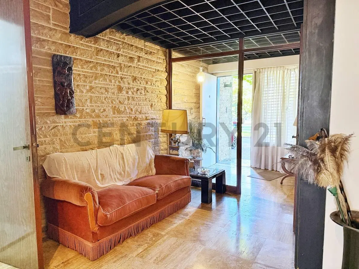 CASA DE 3 DORMITORIOS CON PATIO, BALCON Y COCHERA EN VENTA 5