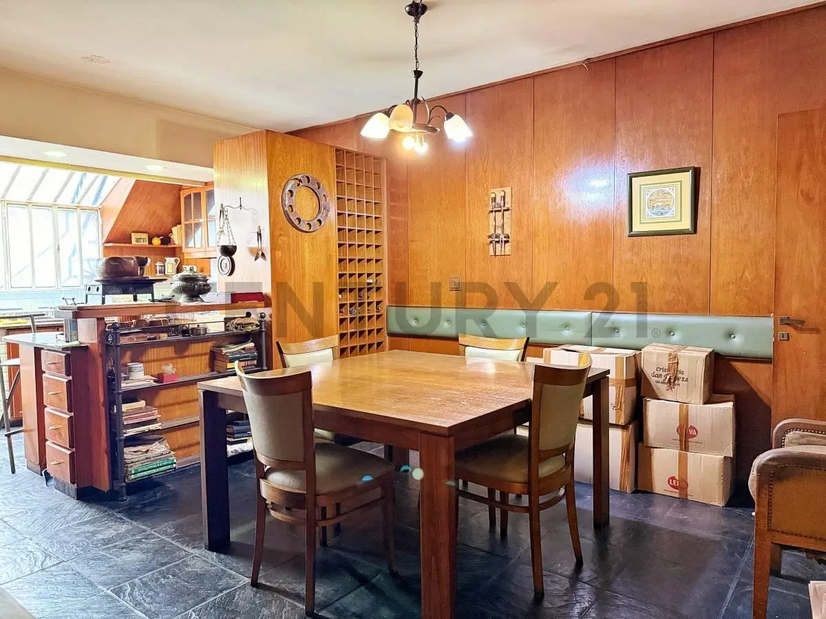 CASA DE 3 DORMITORIOS CON PATIO, BALCON Y COCHERA EN VENTA 4