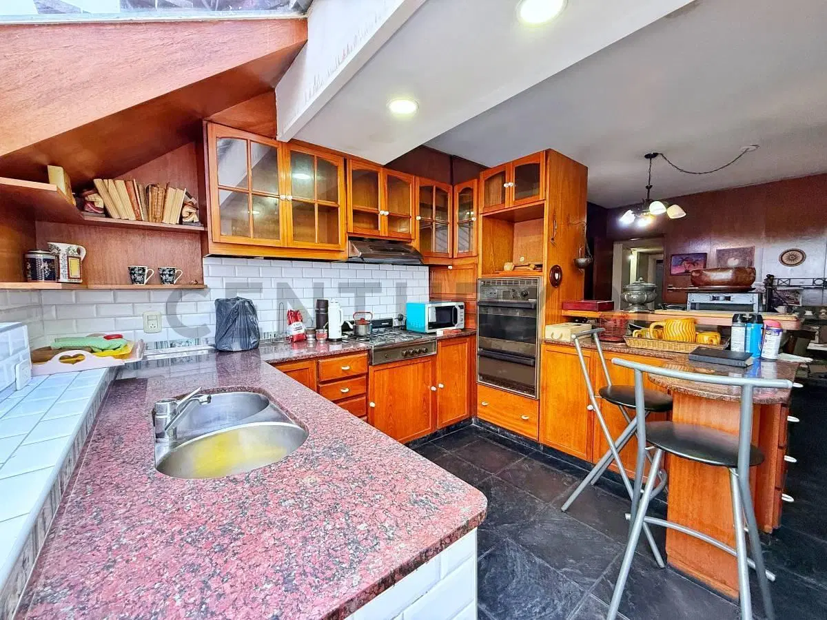 CASA DE 3 DORMITORIOS CON PATIO, BALCON Y COCHERA EN VENTA 3