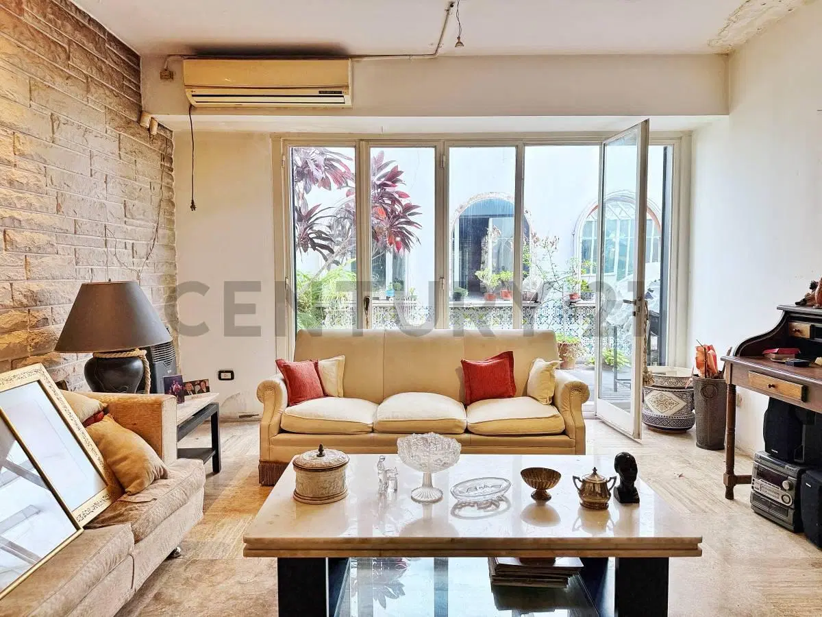 CASA DE 3 DORMITORIOS CON PATIO, BALCON Y COCHERA EN VENTA 2