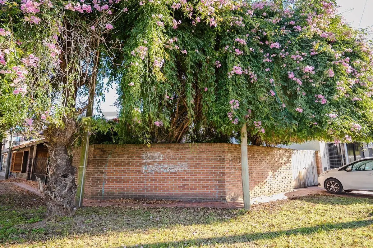 Casa dos dormitorios  Frente a Plazoleta en una de las Mejores Zonas de Gonnet 2