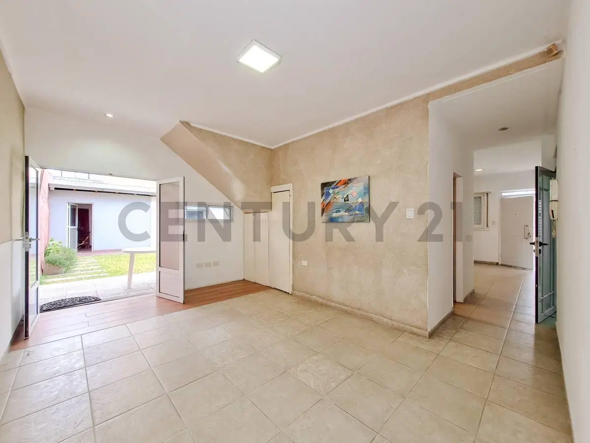 Casa con Local a la venta de 3 dormitorios Los Hornos 2