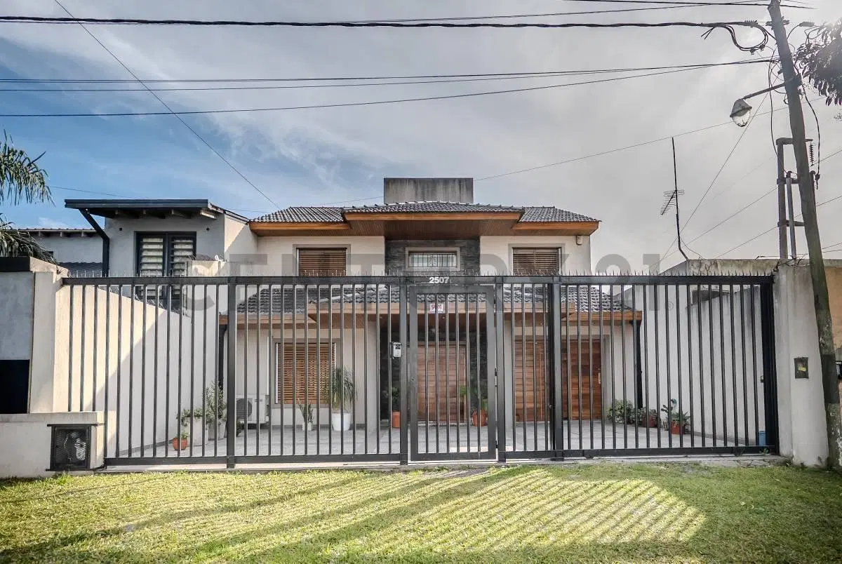 VENTA DE CASA DE 4 DORMITORIOS EN LA PLATA 5