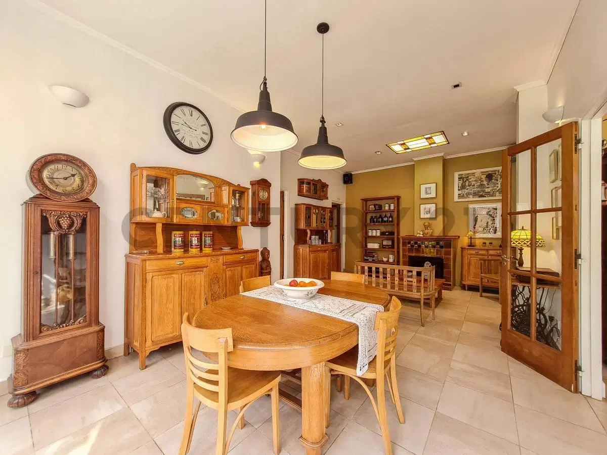 VENTA DE CASA DE ESTILO CLÁSICO, IMPECABLE EN CITY BELL. 2