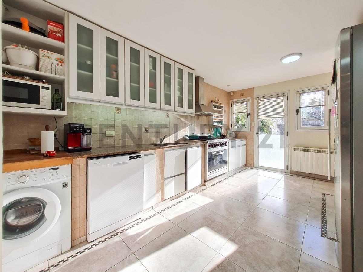 Foto de Casa en venta en city bell de 4 dormitorios, imagen 1